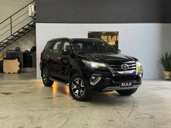 TOYOTA HILUX SW4 2.8 SRX 4X4 7 LUGARES 16V TURBO INTERCOOLER DIESEL 4P AUTOMÁTICO